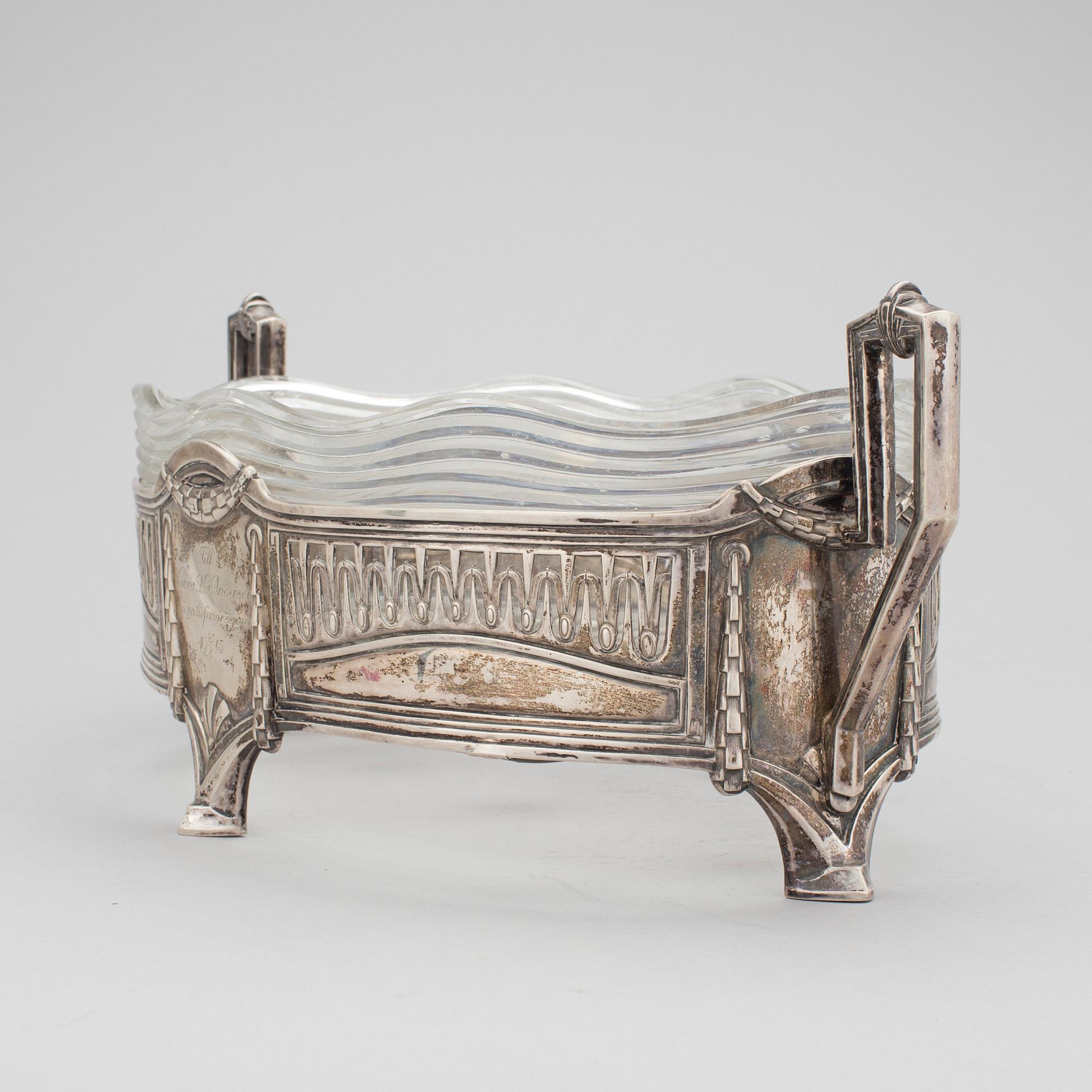 JARDINJÄR, silver, glas, jugend, CG Hallberg, otydlig årtalsstämpel. 1910-tal. Silvervikt ca 640 gram.