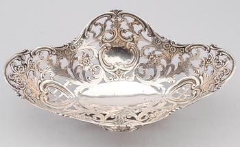 SKÅL, silver (835), rokokostil, 1900-talets första hälft. Vikt ca  240 gram.
