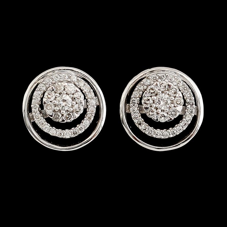 ÖRHÄNGEN, 1 par, 18 k vitguld, briljantslipade diamanter tot ca 0.43 ct.