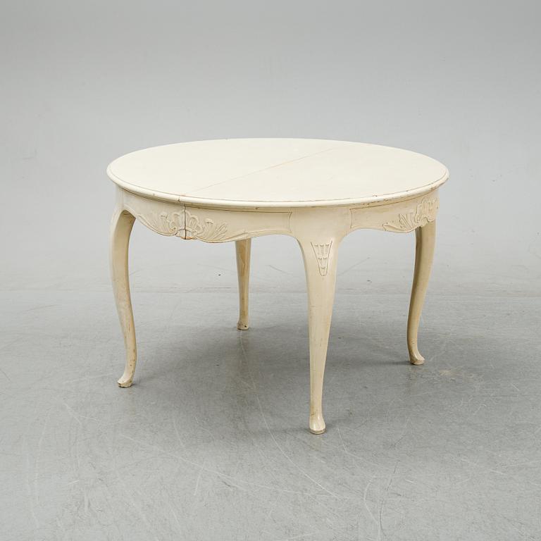 A rococo style dining set with a around table and eight chairs, 20th Century.