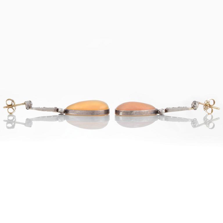 Ett par örhängen med droppformade opaler och gammalslipade diamanter.