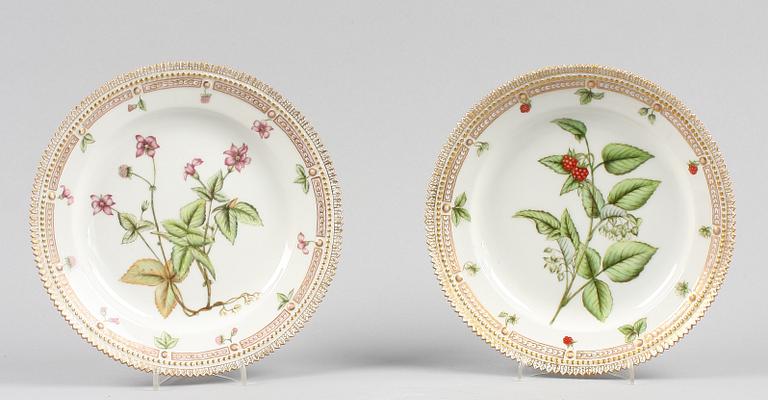 SALADIÈRE samt TALLRIKAR 6+6 st, porslin, "Flora Danica" Hausmalerei, Royal Copenhagen, Danmark.