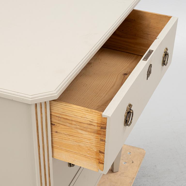 Chest of drawers, Gustavian style, first half of the 20th century.