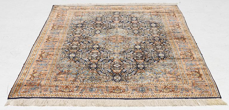 Matta, orientalisk silke, ca 198 x 123 cm.