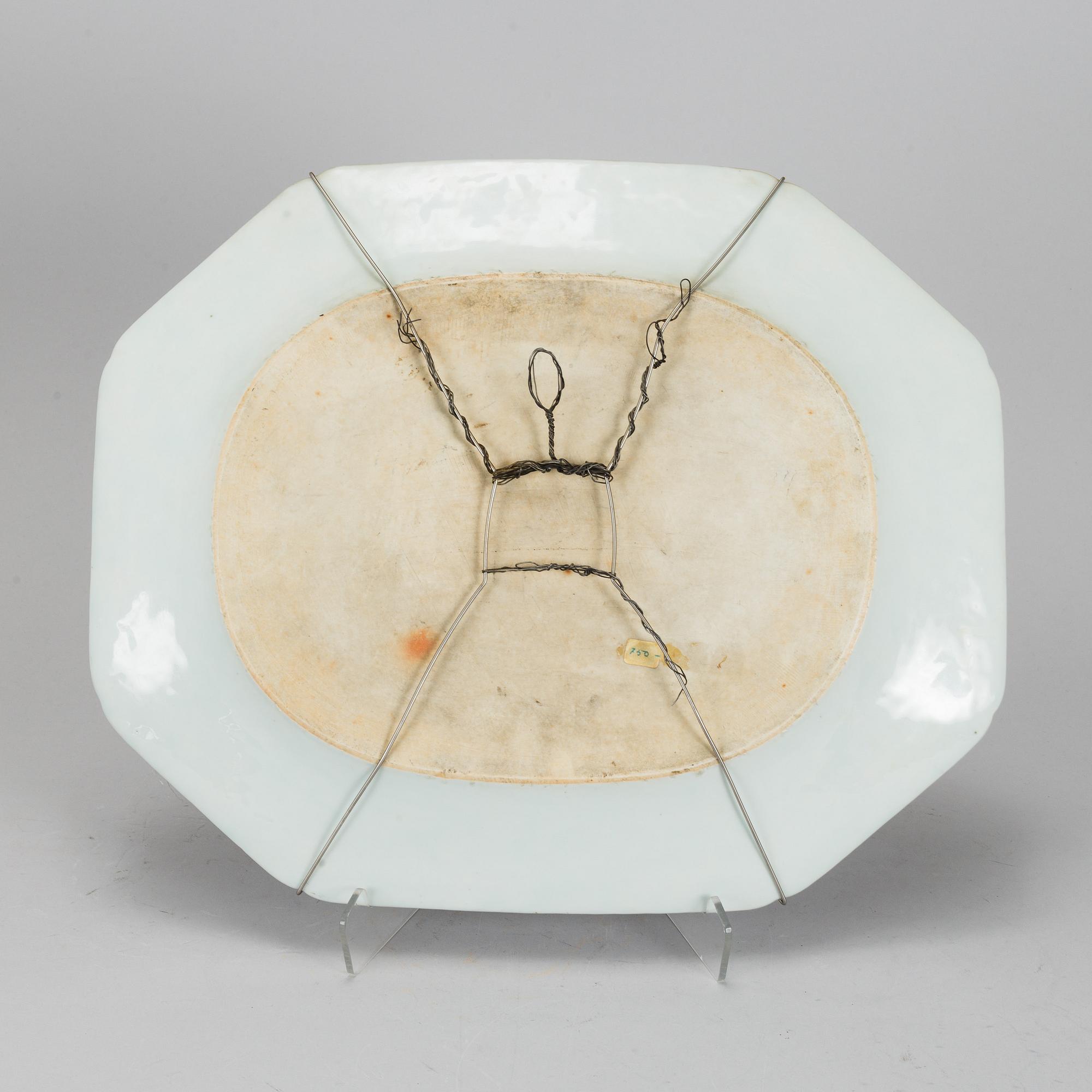 A blue and white serving dish, Qing dynasty, Qianlong (1736-95).