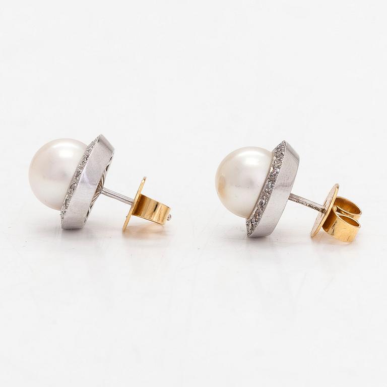 Torbjörn Tillander, Örhängen, 18K vitguld, odlade pärlor och diamanter tot. ca 0.21 ct.