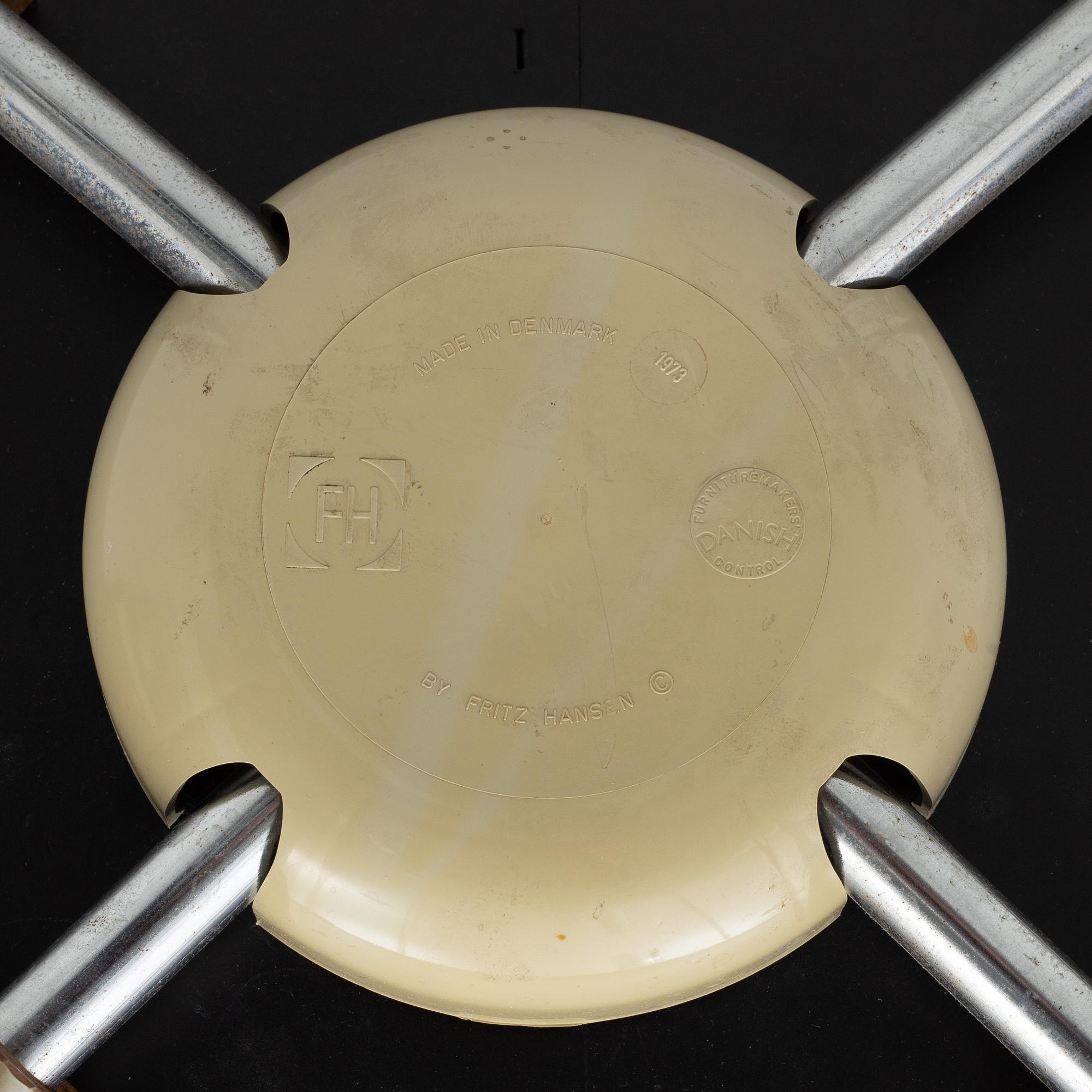 Arne Jacobsen, stolar, ett par, "Myran", Fritz Hansen, Danmark, 1973.