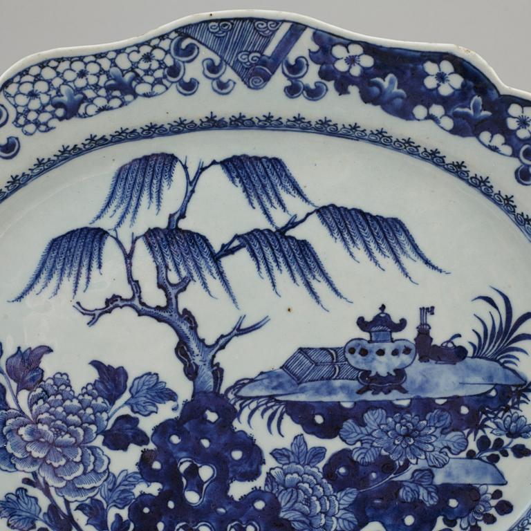 Two blue and white export porcelain serving dishes, Qing dynasty, Qianlong (1736-95).