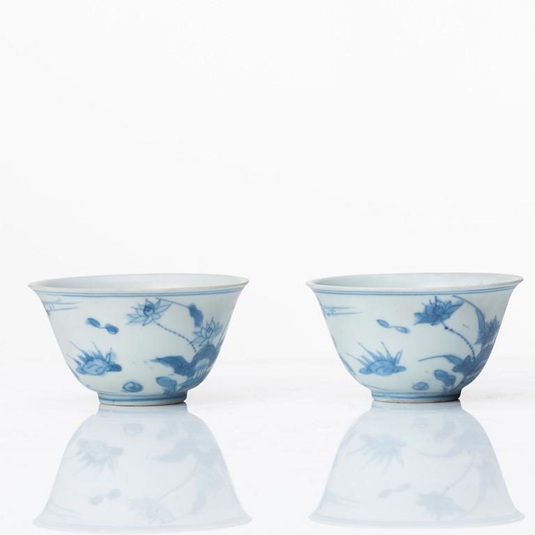 A pair of blue and white cups, Ming dynasty (1368-1644).