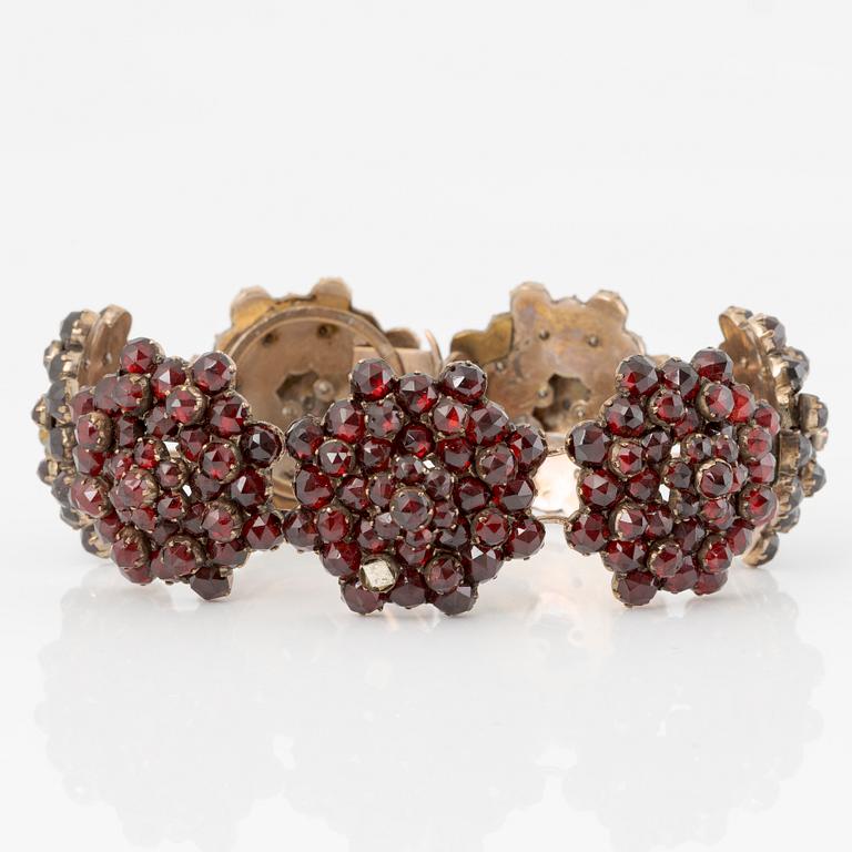 Garnityr med granater, armband, armring, broscher 2 st.