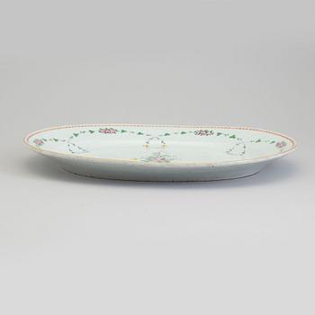 A large famille rose export porcelain serving platter, Qing dynasty, Qianlong (1736-95).