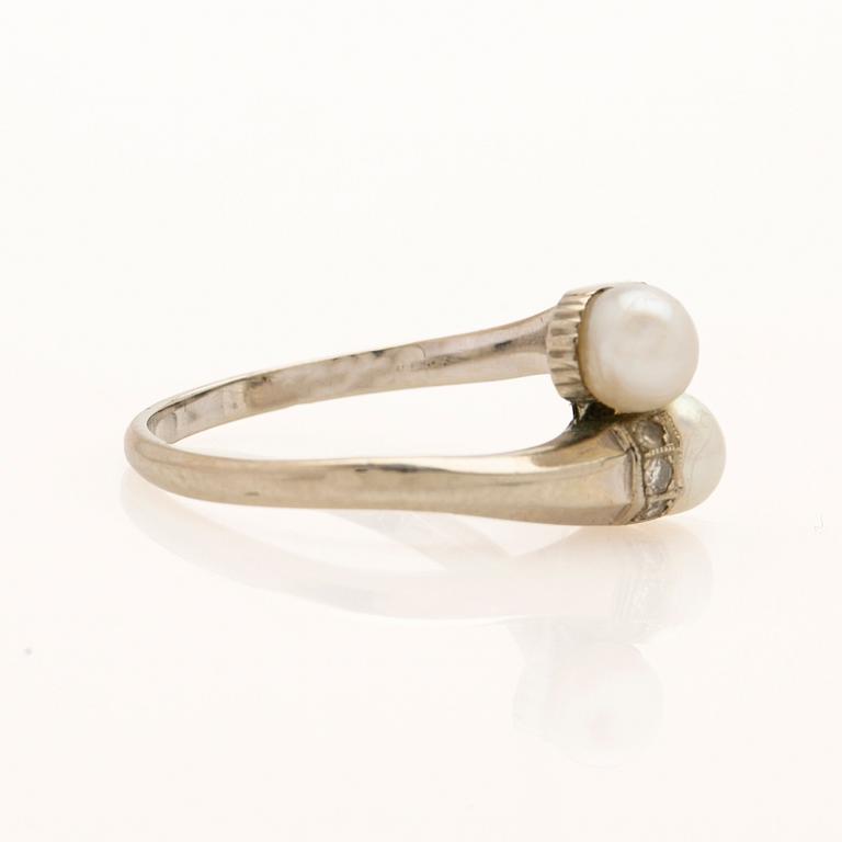 Ring in 18K gold with two pearls and brilliant-cut diamonds.