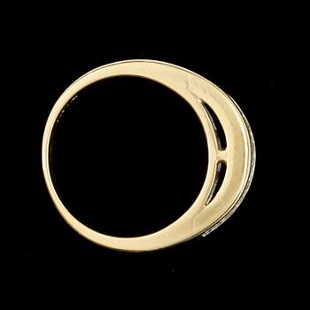 RING, 18k guld med princesslipade diamanter tot ca1,32ct. Vikt 7,8g.