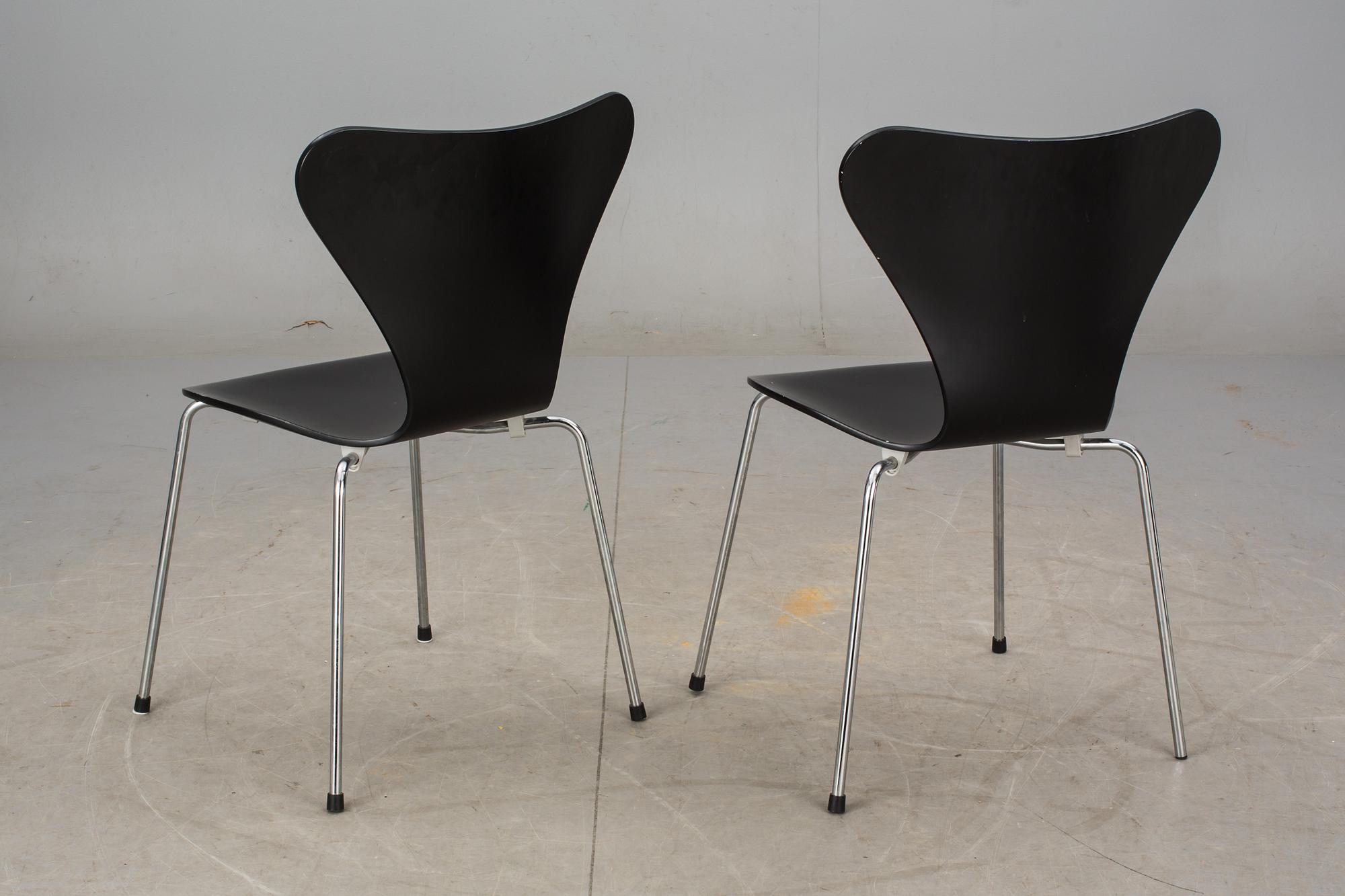 STOLAR, ett par, "Sjuan", Arne Jacobsen, Fritz Hansen, etikettmärkta 1995.