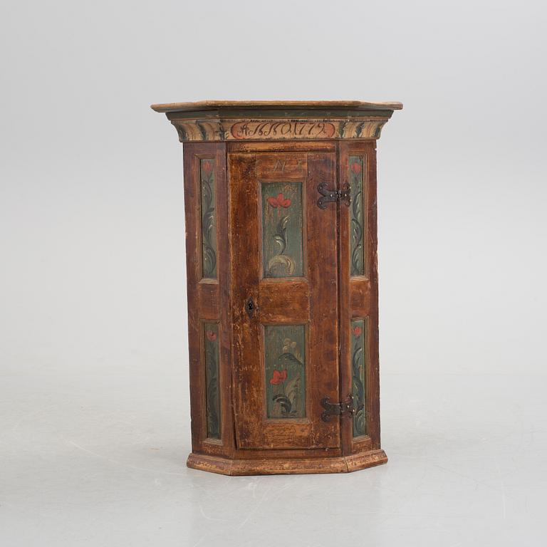 HÖRNSKÅP, allmoge, daterad 1779.