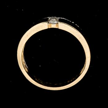 RING, 18k guld med briljantslipade diamanter tot ca 0,25 ct. Vikt ca 5 gram.