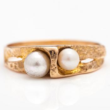 BJÖRN WECKSTRÖM, A 14K gold ring with cultured pearls. Lapponia 1974.