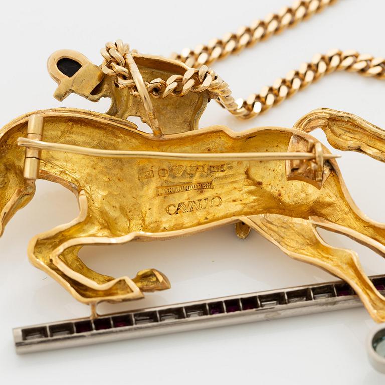 Hänge i form häst 18K guld med baguetteslipade diamanter och färgstenar samt emaljdetaljer.
