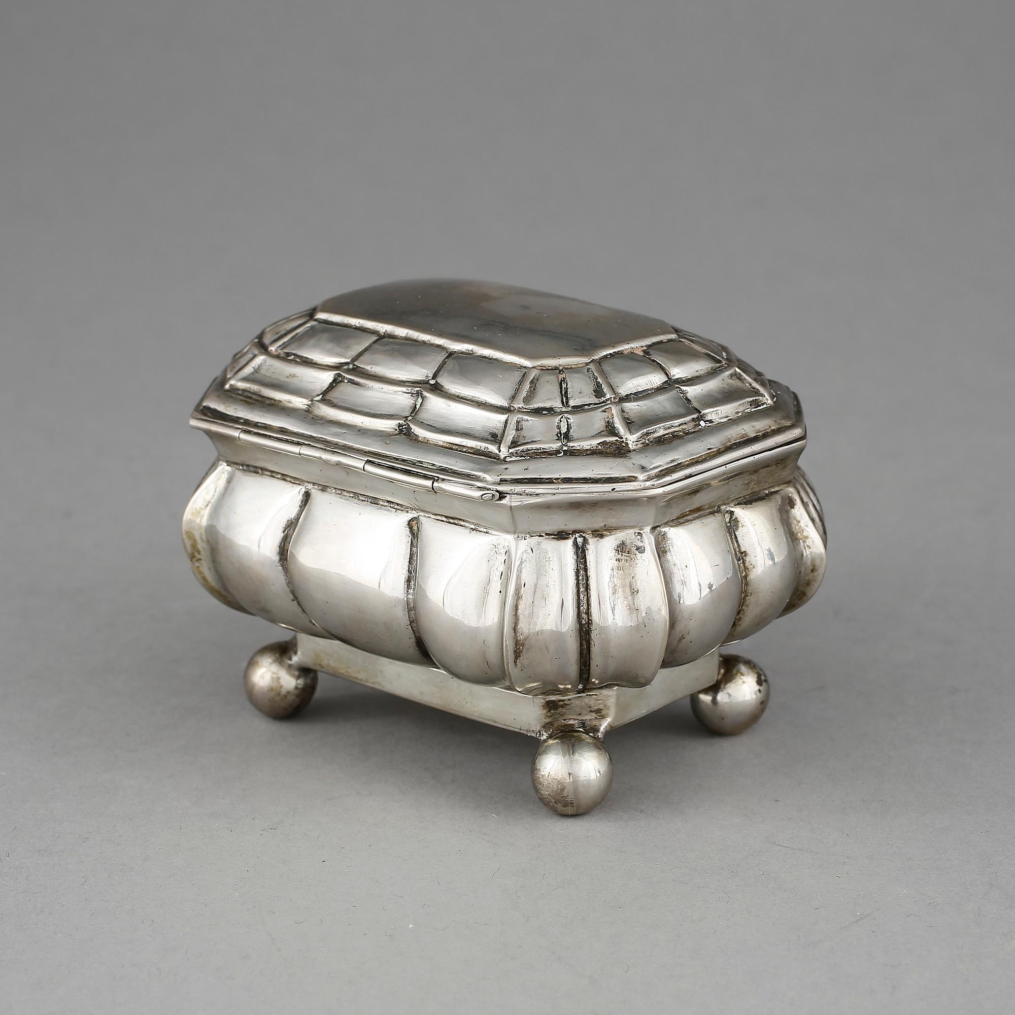SKRIN, silver, rokokostil, sannolikt Tyskland, svenska importstämplar. 1900-tal. Vikt ca 264 gram.