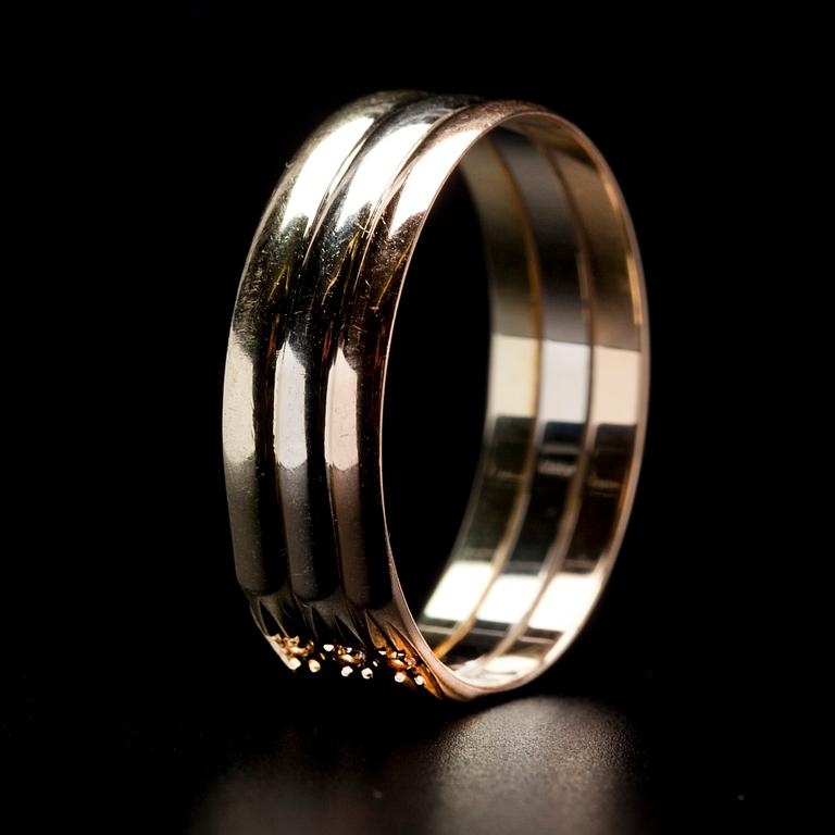 RING, trefärgsguld 18K, 3 små diamanter 1984, Elis Kauppi. Kupittaan Kulta 1984.