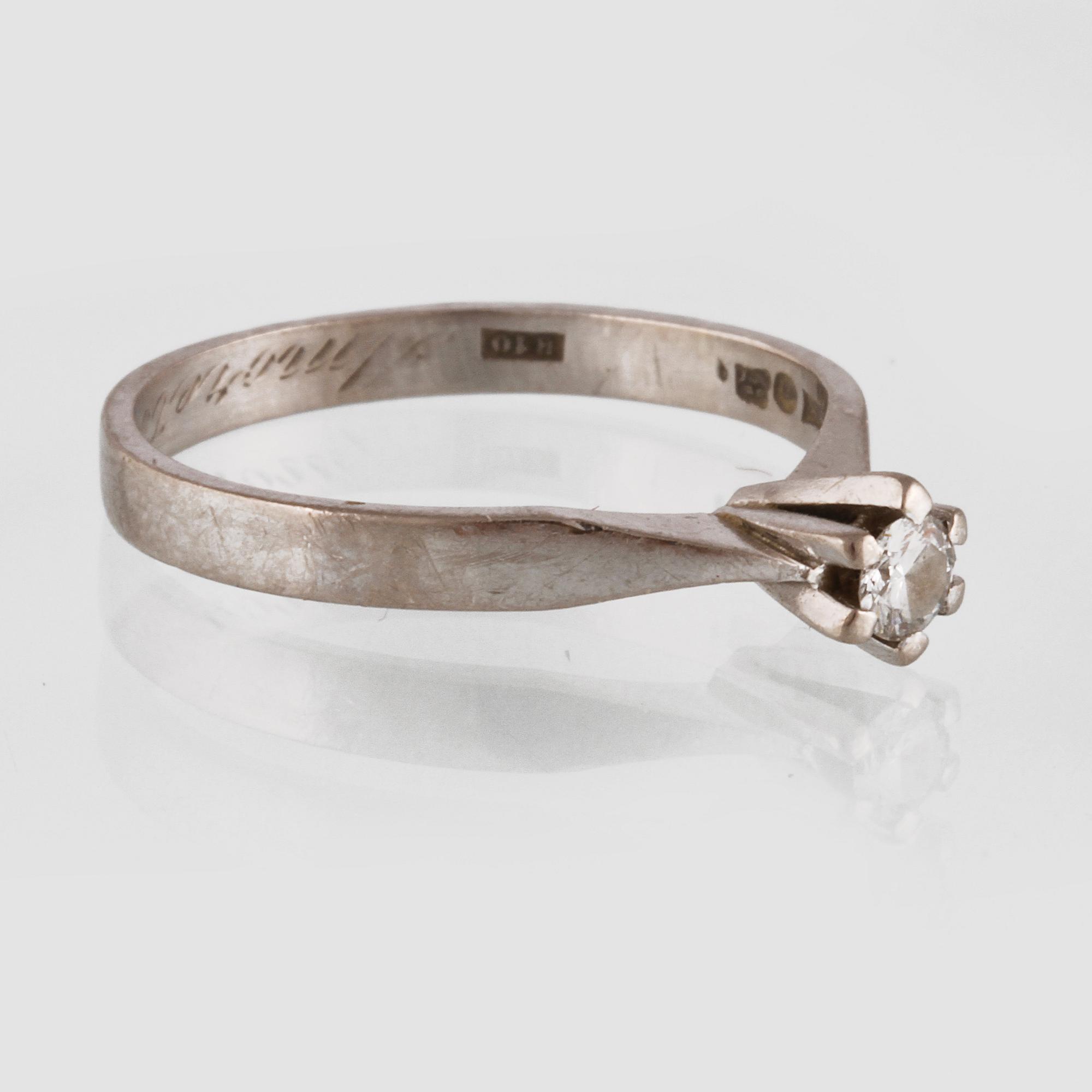 RING, 18K vitguld med briljantslipad diamant 0.12 ct, Jarl Sandin, Göteborg, 1975. Vikt 2,6 gram.