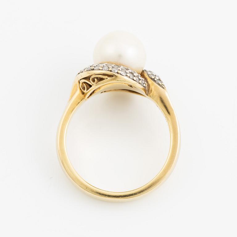 Ring 18K gold with a cultured pearl and round brilliant-cut diamonds.