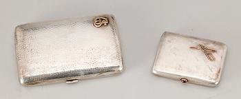 CIGARRETUI samt CIGARETTETUI, silver, bl.a. Cg Hallberg 1918. Tot vikt ca 365 gram.