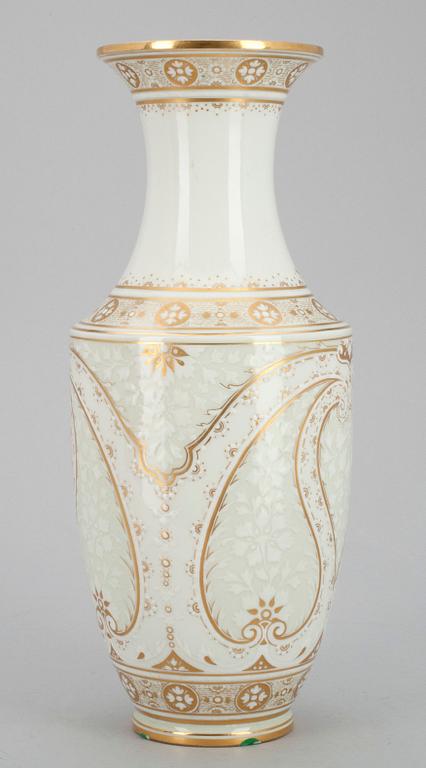 URNA, porslin, märkt 1882. Frankrike.