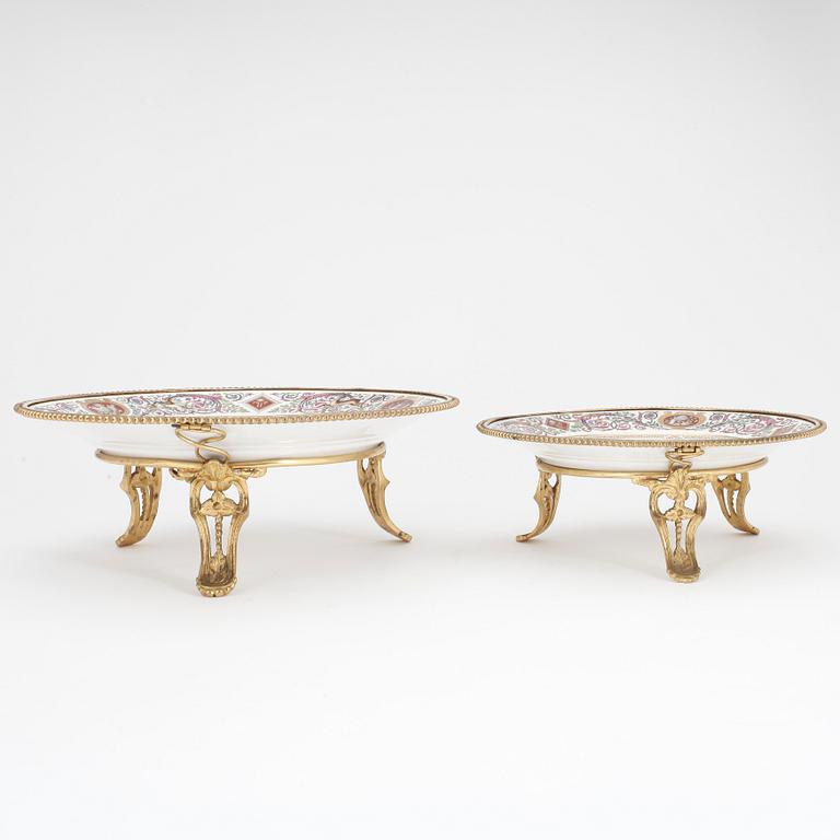 TAZZOR, 2 st, porslin, Sèvres, märkta Chateau de Fontainebleau. Frankrike 1800-tal.