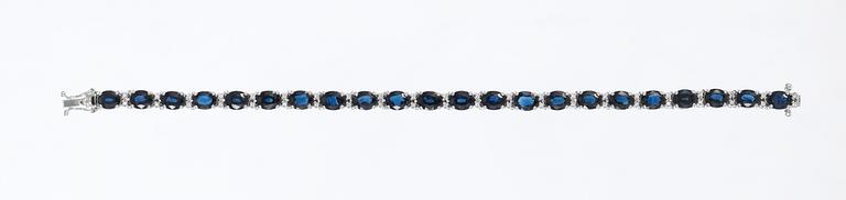 ARMBAND, 22 fasetterqade blå safirer samt 44 briljantslipade diamanter, tot. ca 0.85 ct.