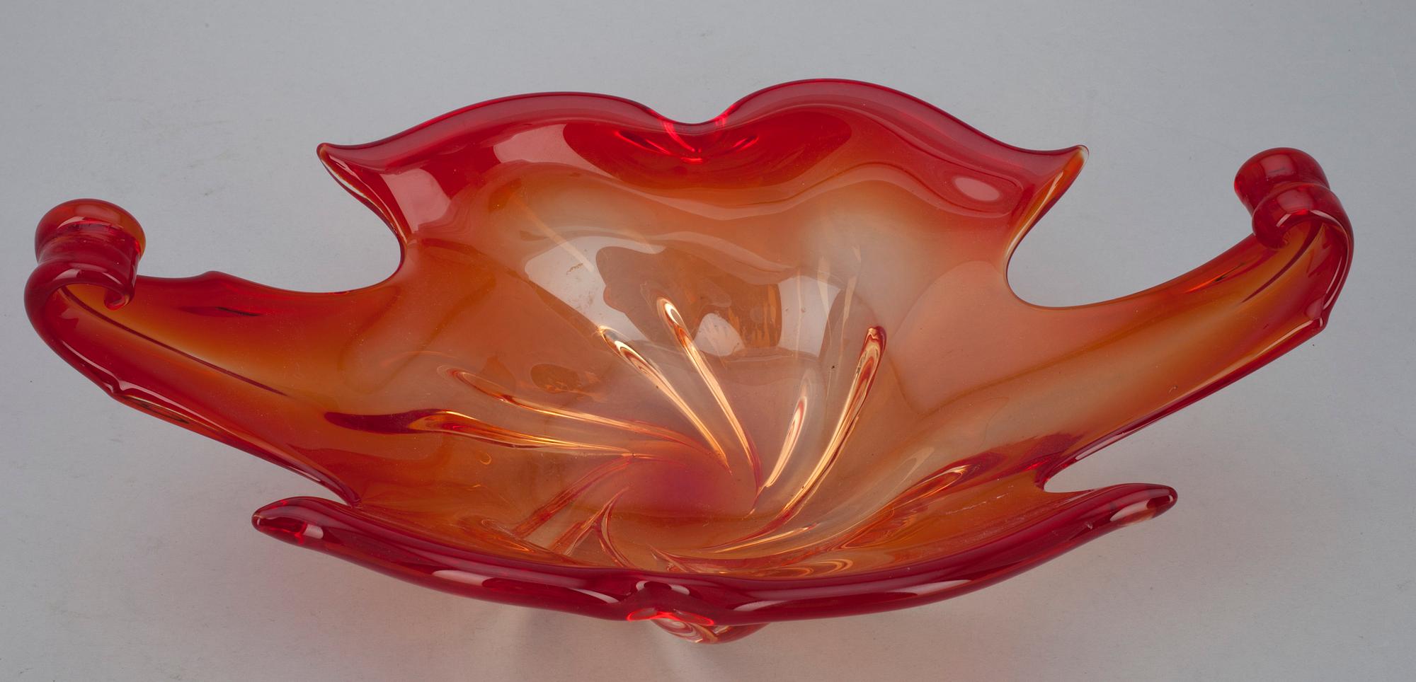 GLASSKÅL.  Rött och klart glas. Italien 1900-tal. L 34,5.