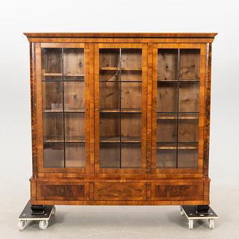 Bookcase/Display cabinet, first half of the 20th century.