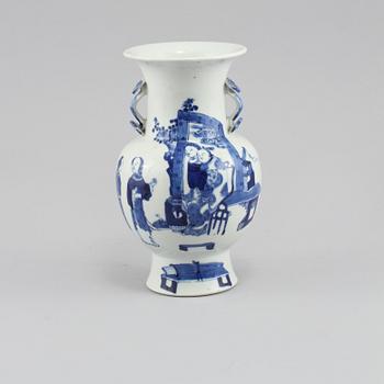 HÄNKELVAS, porslin, Kina, Kangxistil, 1900-tal/2000-tal.