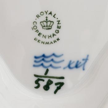 Royal Copenhagen, servisdelar, 75 st, "Musselmalet", porslin. Danmark.