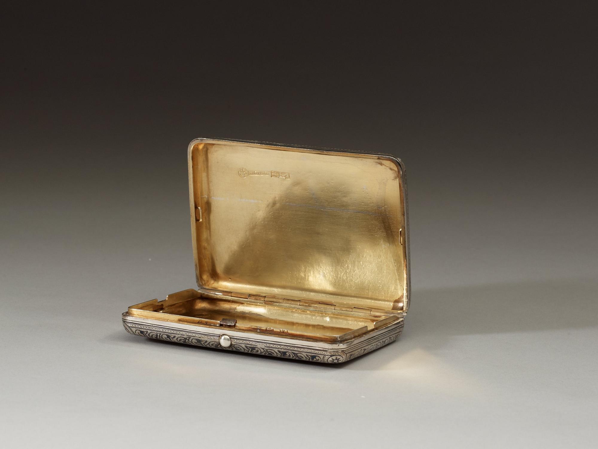 CIGARETTETUI, av Ivan Chlebnikov, Moskva 1884. Hovleverantörsstämpel.