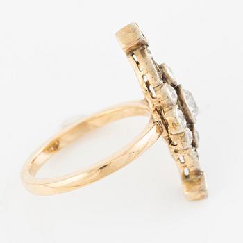 Ring in 18K gold set with old-cut diamonds, circa 1900.