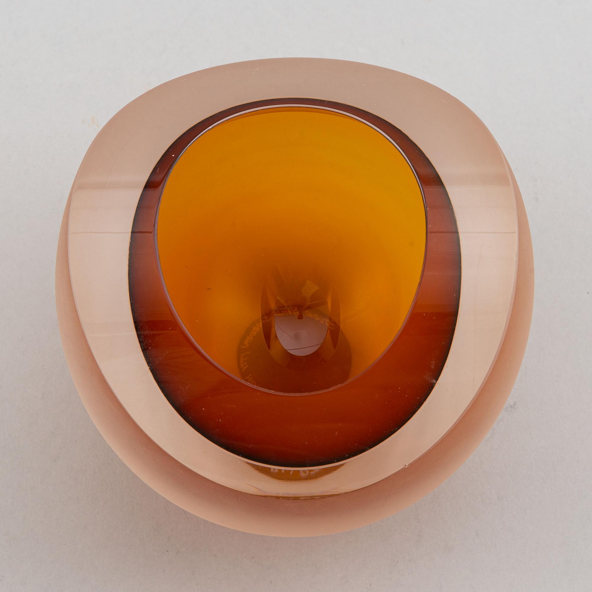 Hanne Dreutler & Arthur Zirnsack, a glass vase from Studio Åhus.