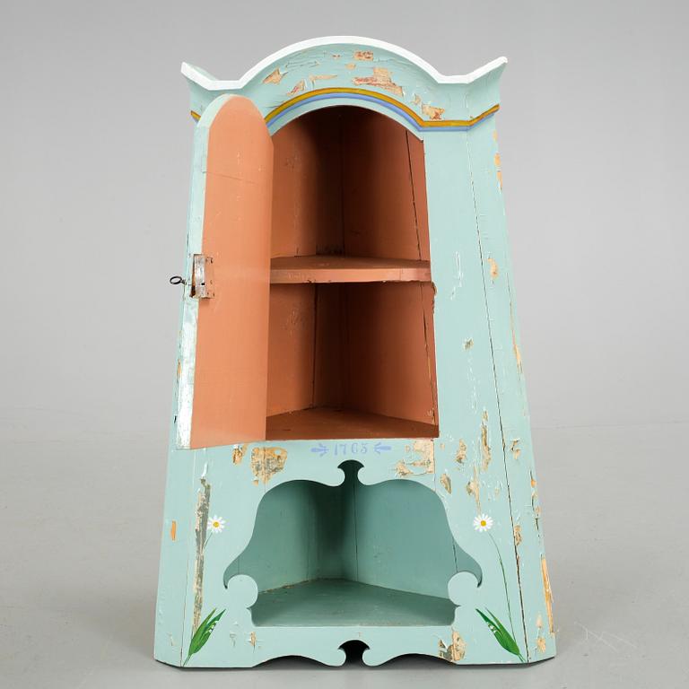 HÖRNSKÅP, allmoge, 1800-talets början.