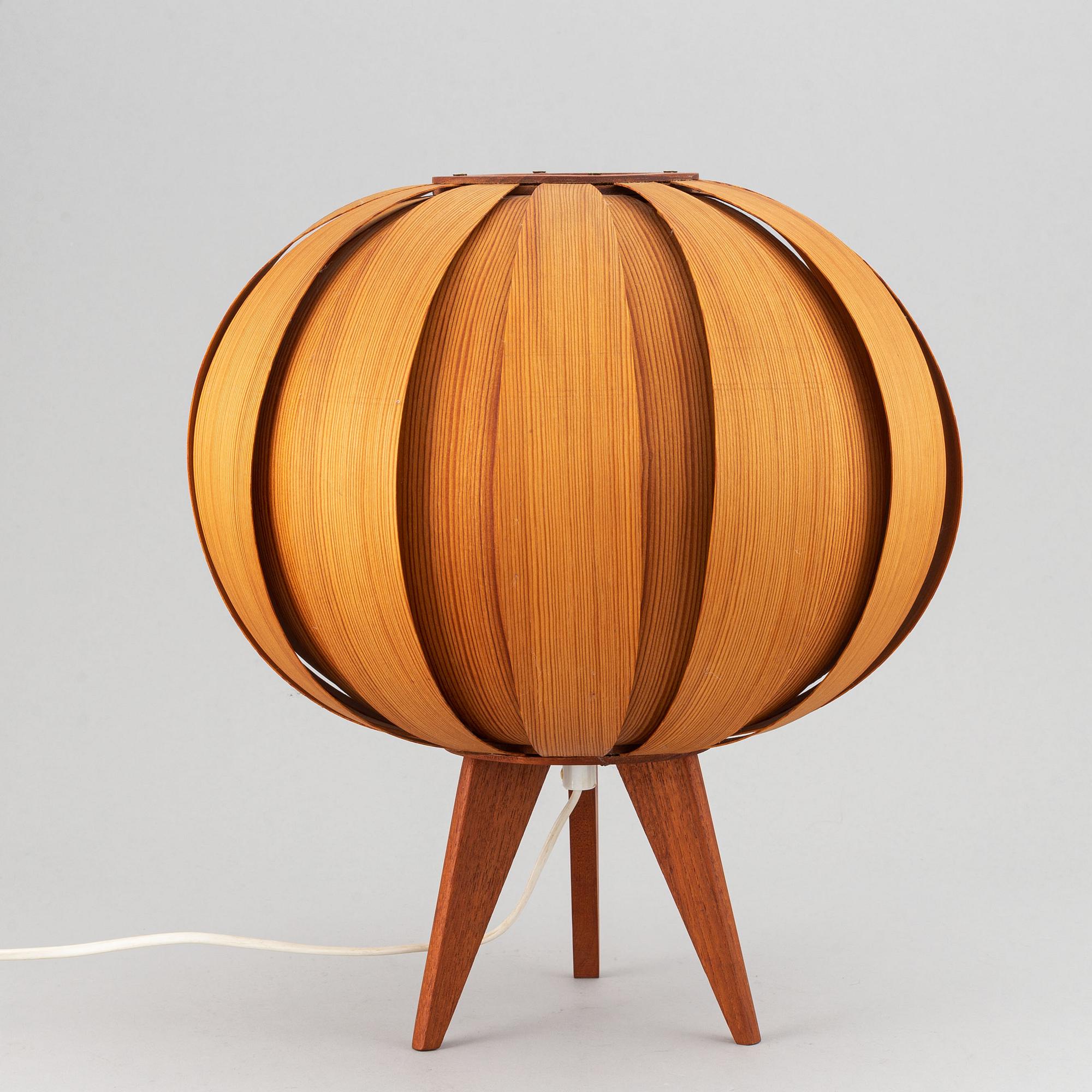 A pinewood table lamp, second half of the 20th century.
