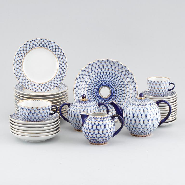 TE- samt KAFFESERVIS, 34 delar, porslin, "Cobalt Net" Lomonosov, Made in USSR, 1900-talets andra hälft.