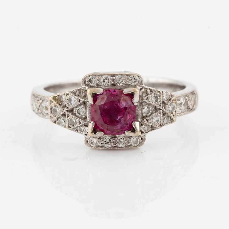 Ring in 18K white gold with a faceted ruby and round brilliant-cut diamonds.