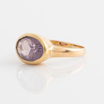 Ring in 18K gold with an oval amethyst.