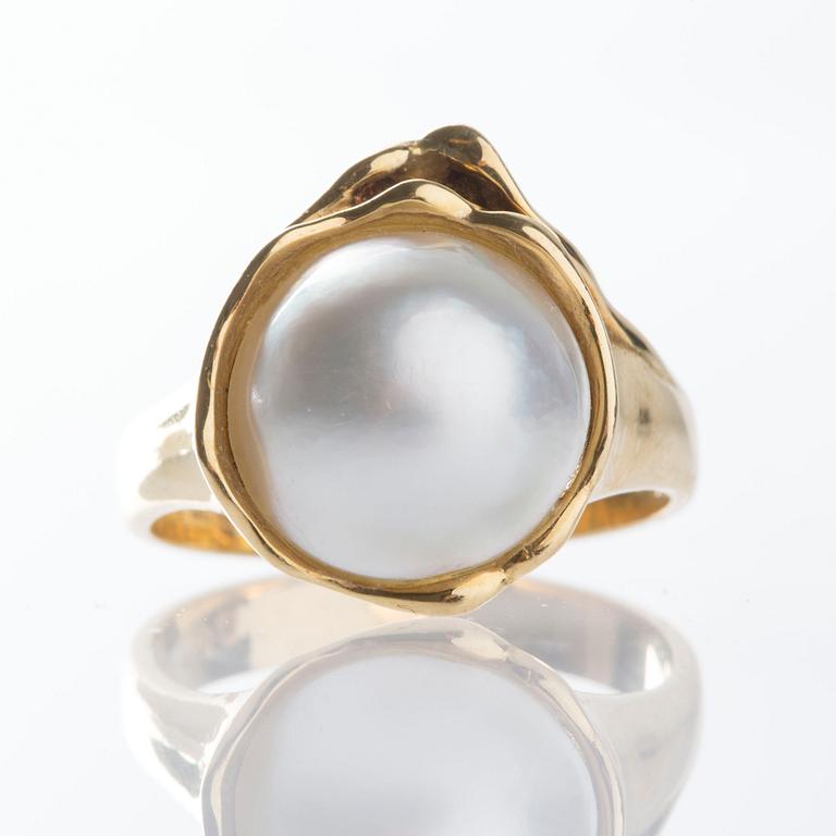 RING, 18K guld marbépärla.