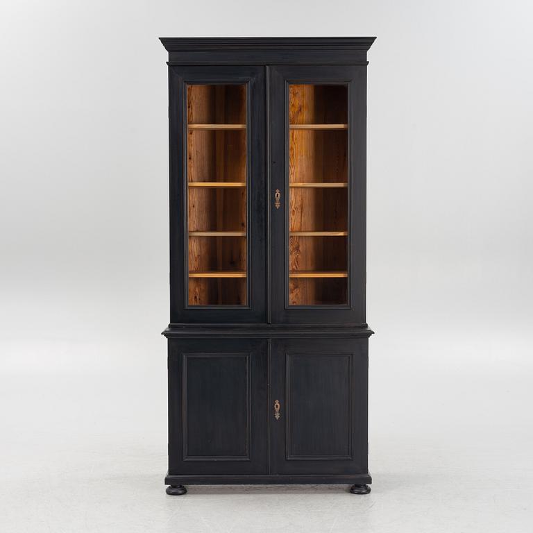 A cabinet, around the year 1900.