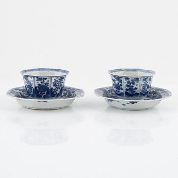 A pair of Chinese blue and white porcelain cups with saucers, Qing dynasty, Kangxi (1662-1723).