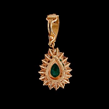 HÄNGE, 18 k guld, med smaragd 3.25 ct och briljantslipade diamanter totalt 0.55 ct.