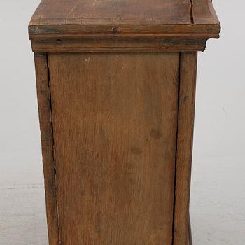 A wall cabinet, 18th/19th century.
