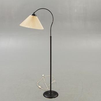 Golvlampa, metall, 1940-tal, le klint skärm.