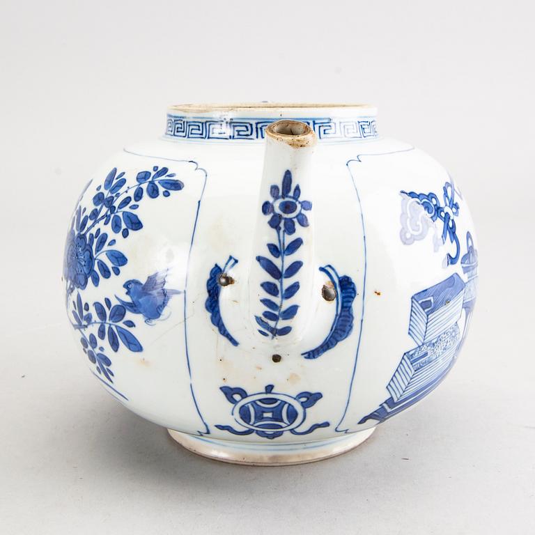 A blue and white tea pot, Qing dynasty, 18th Century.