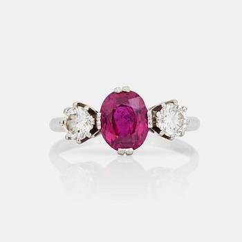 709. RING med rubin, 2.05 ct enligt gravyr, och briljantslipade diamanter, totalt ca 0.70 ct.